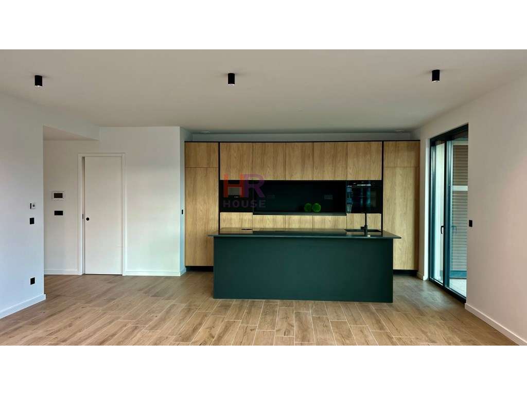 Vende-se Fantástico T2 com terraço privativo-19