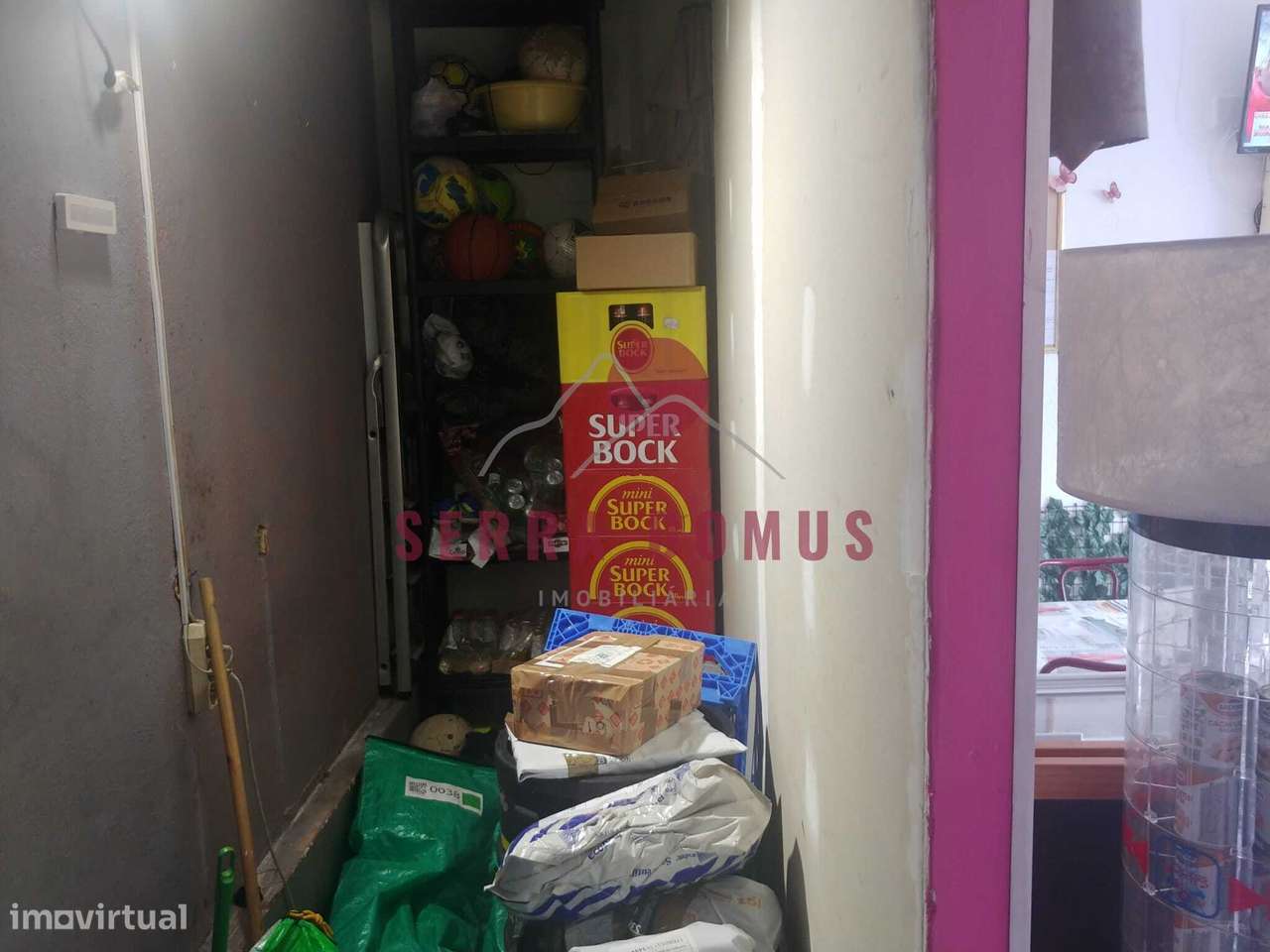 Trespasse de Loja localizada perto Centro de saúde Rio de Mouro - Grande imagem: 3/7