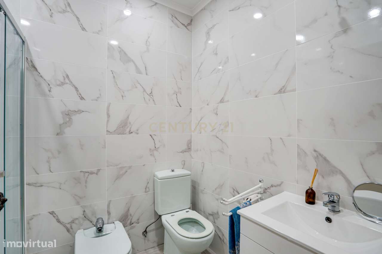 Apartamento T3 pleno de luminosidade em zona premium de Benfica-21