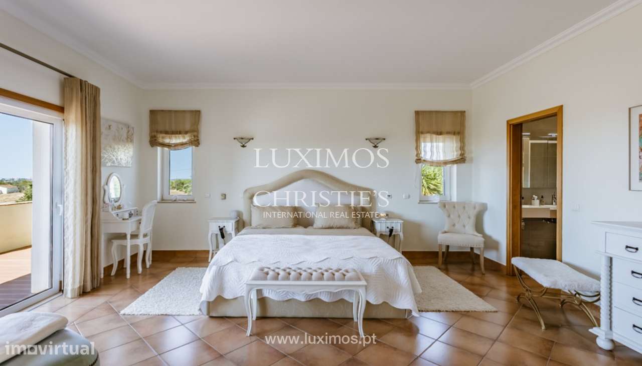 Fantástica Moradia V5 com garagem e piscina para venda na Luz, Algarv - Grande imagem: 5/33