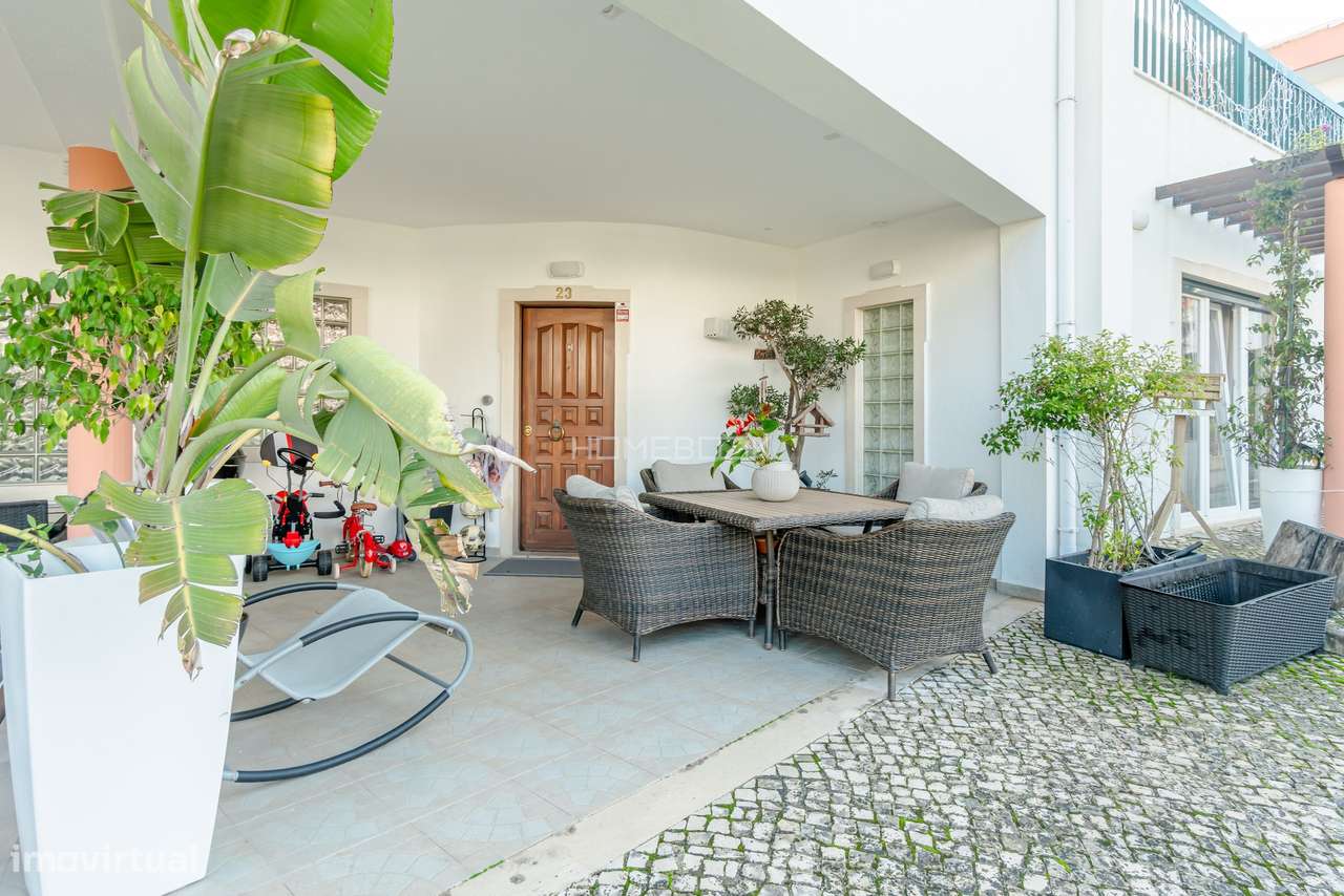 Moradia T5 renovada em condomínio fechado com piscinas, campo de ténis-49