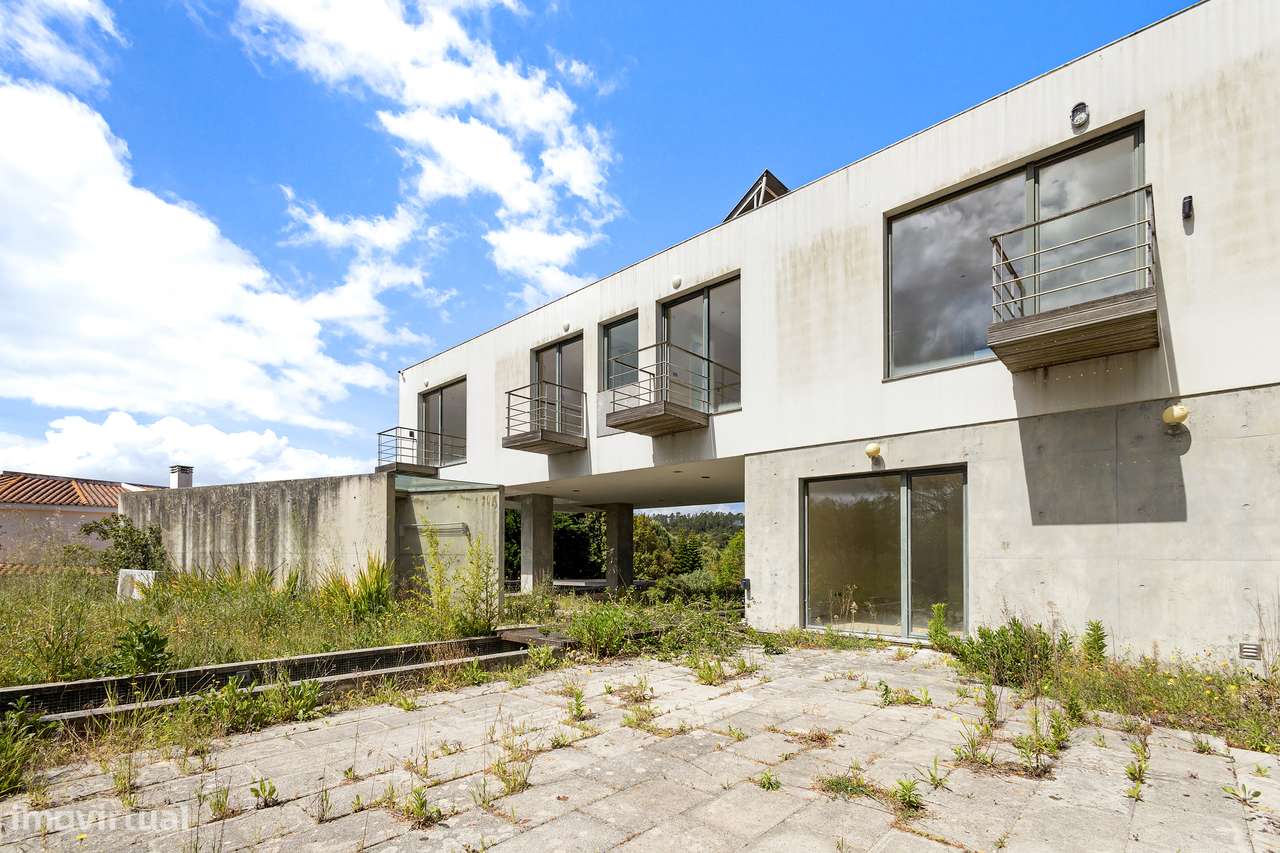 Moradia Isolada Remodelada com Piscina, 4 Quartos e Garagem para 3 Car-20