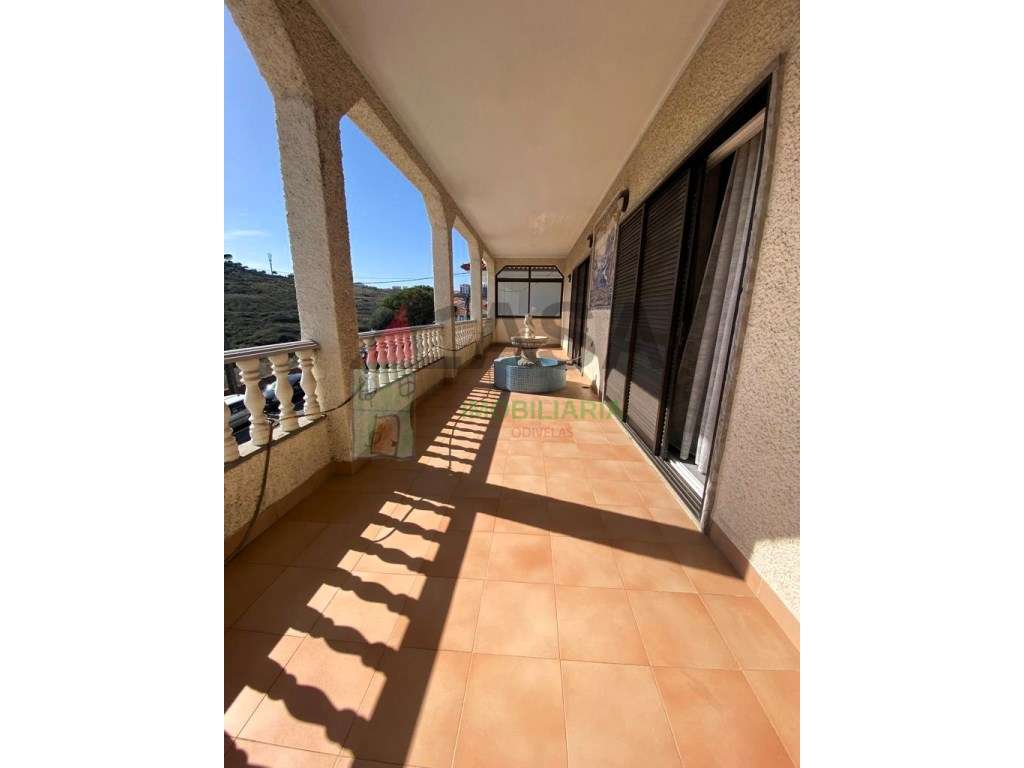 Moradia T15 com Renda Ativa + de €12.000/mês em Famões-30