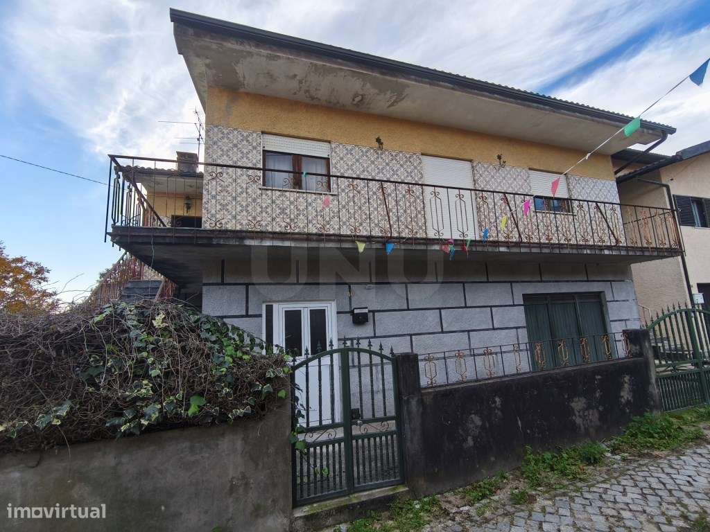 Oportunidade absolutamente imperdível - Moradia com parte renovada ...-2