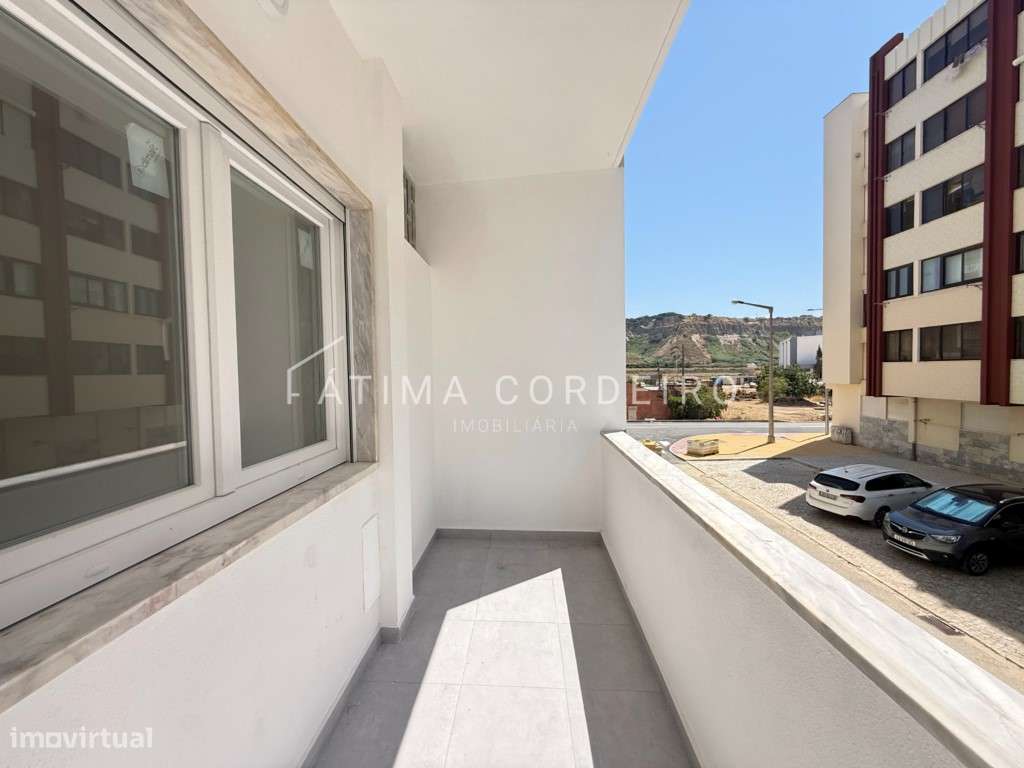 Fantástico T2 com 95m2 Remodelado com arrecadação no centro da Cost...-17