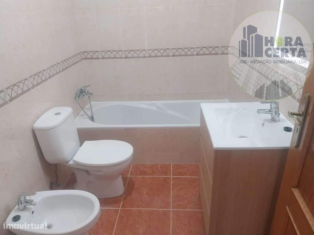 Moradia V4 com piscina em Setúbal!-21