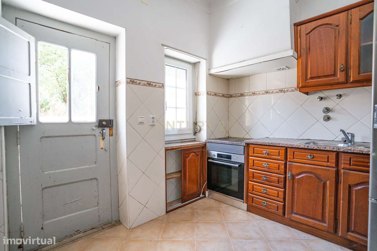 Propriedade composta por prédio, moradia e terreno em Salir do Porto-31