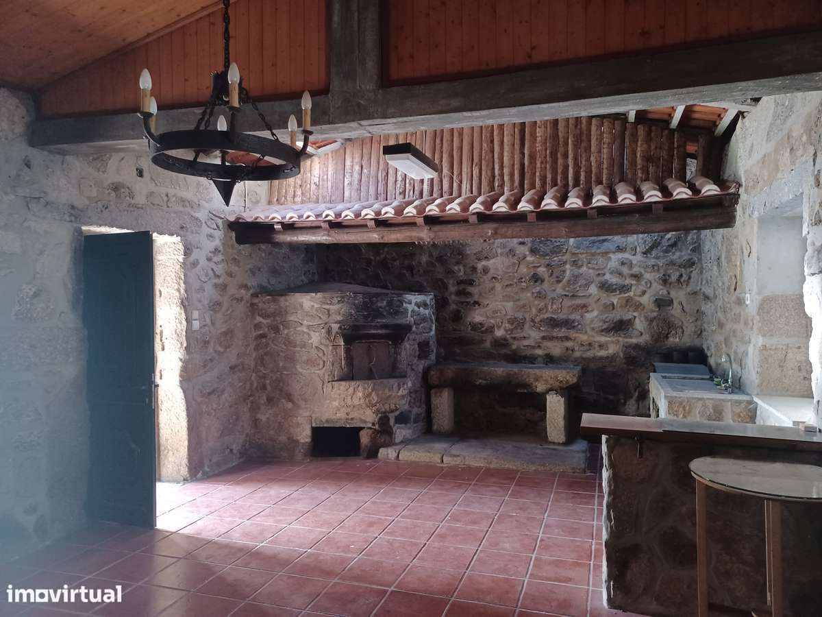 Mor.INDIVIDUAL  2300m2 de terreno + artigo urbano (Tipo T0)  em Lago-35