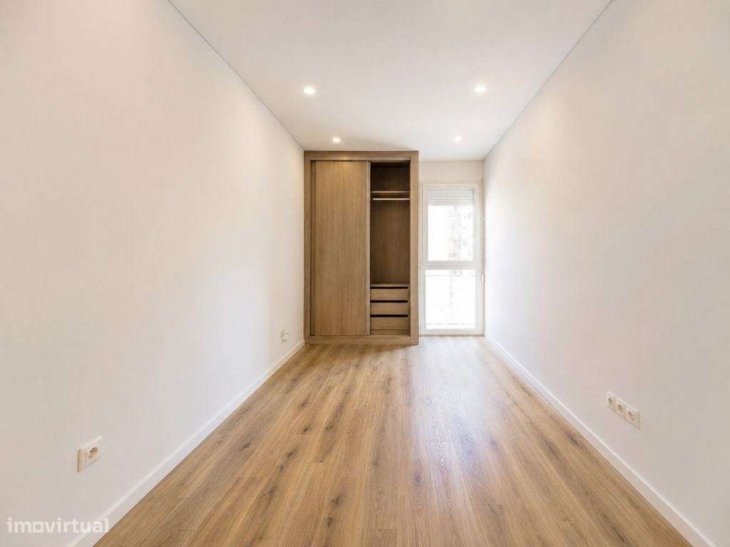 Apartamento T3 totalmente remodelado, a estrear, no Vale da Amoreir...-7