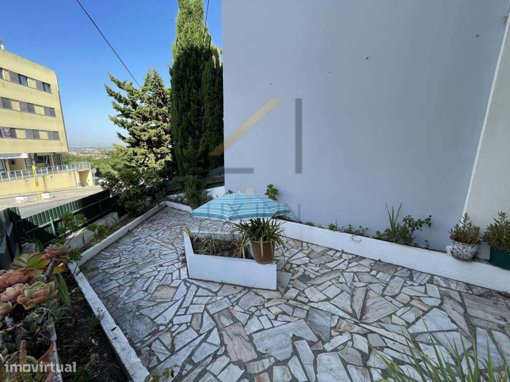 Moradia de 6 assoalhadas com logradouros, no centro de Palmela - Grande imagem: 4/60