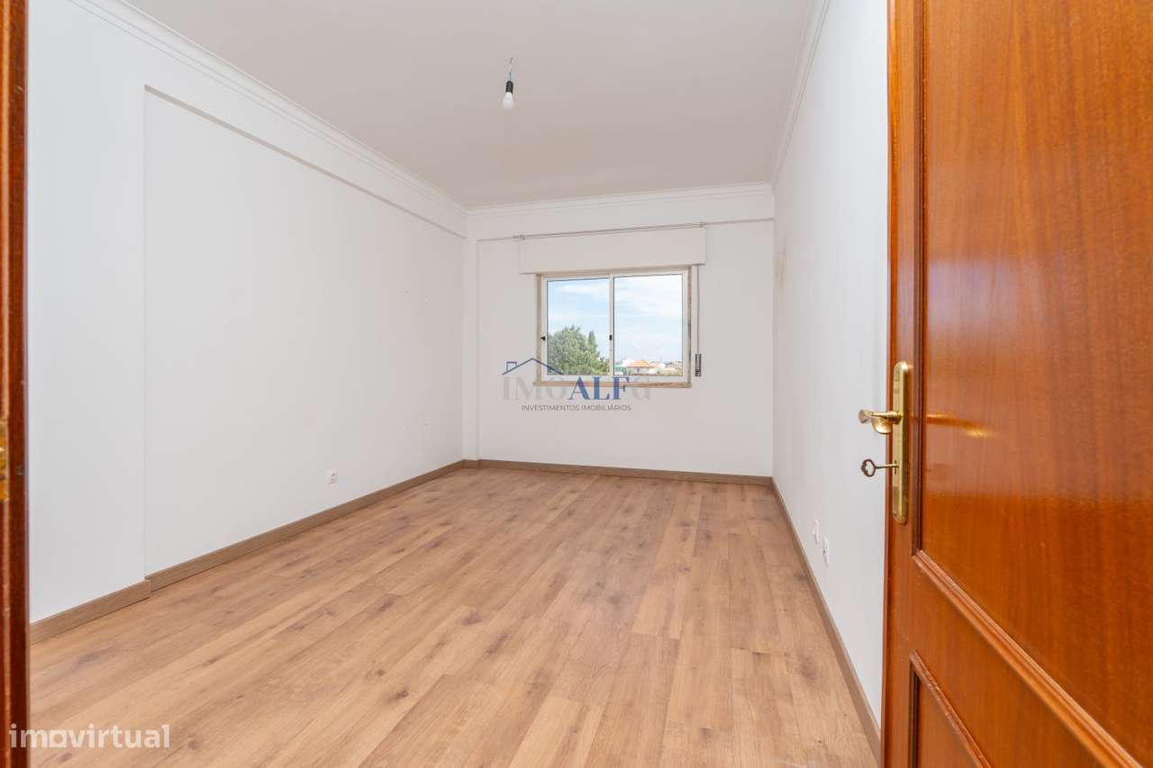 Apartamento T3 no centro de Vialonga com elevador-17