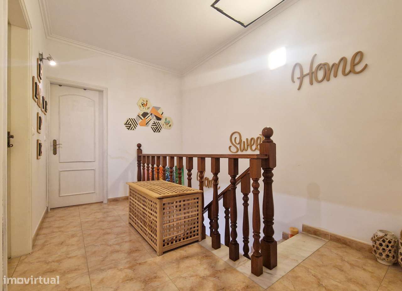 Moradia de 4+1 assolhadas - Muito estimada e pronta a habitar.-9