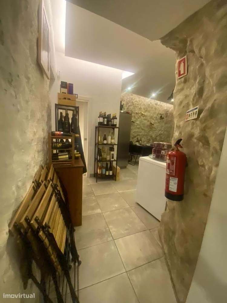 Loja com Esplanada no Coração de Alfama-7