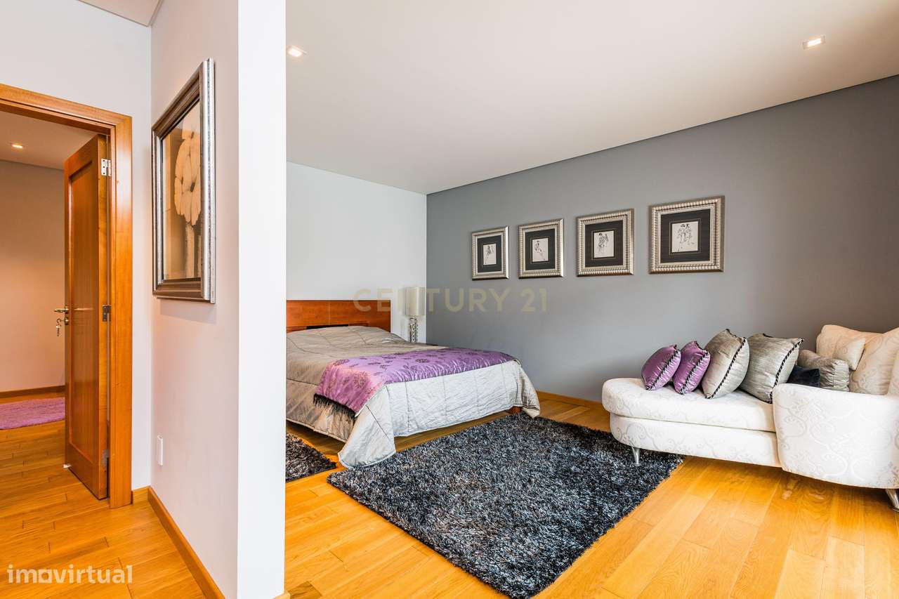 Moradia Exclusiva com Piscina, Jardim e Áreas Amplas-14