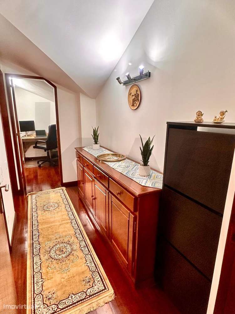 T4 no Último Piso com Terraço de 100m2 e Vista Panorâmica Deslumbrante-13