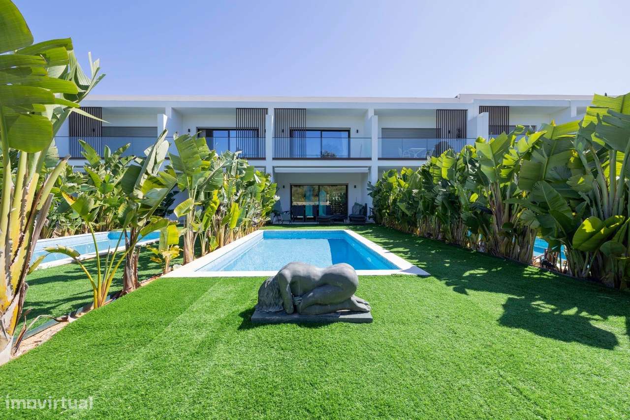 Moradia, semi-nova, com piscina e garagem-23