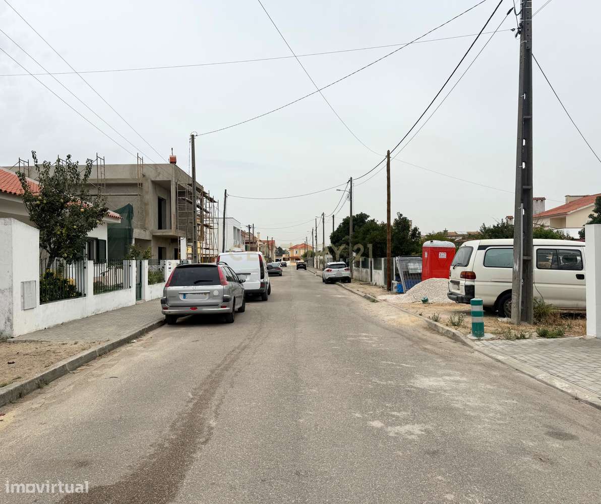 Moradia-T3 com Piscina e Estacionamento em Fernão Ferro-Seixal - Grande imagem: 4/9