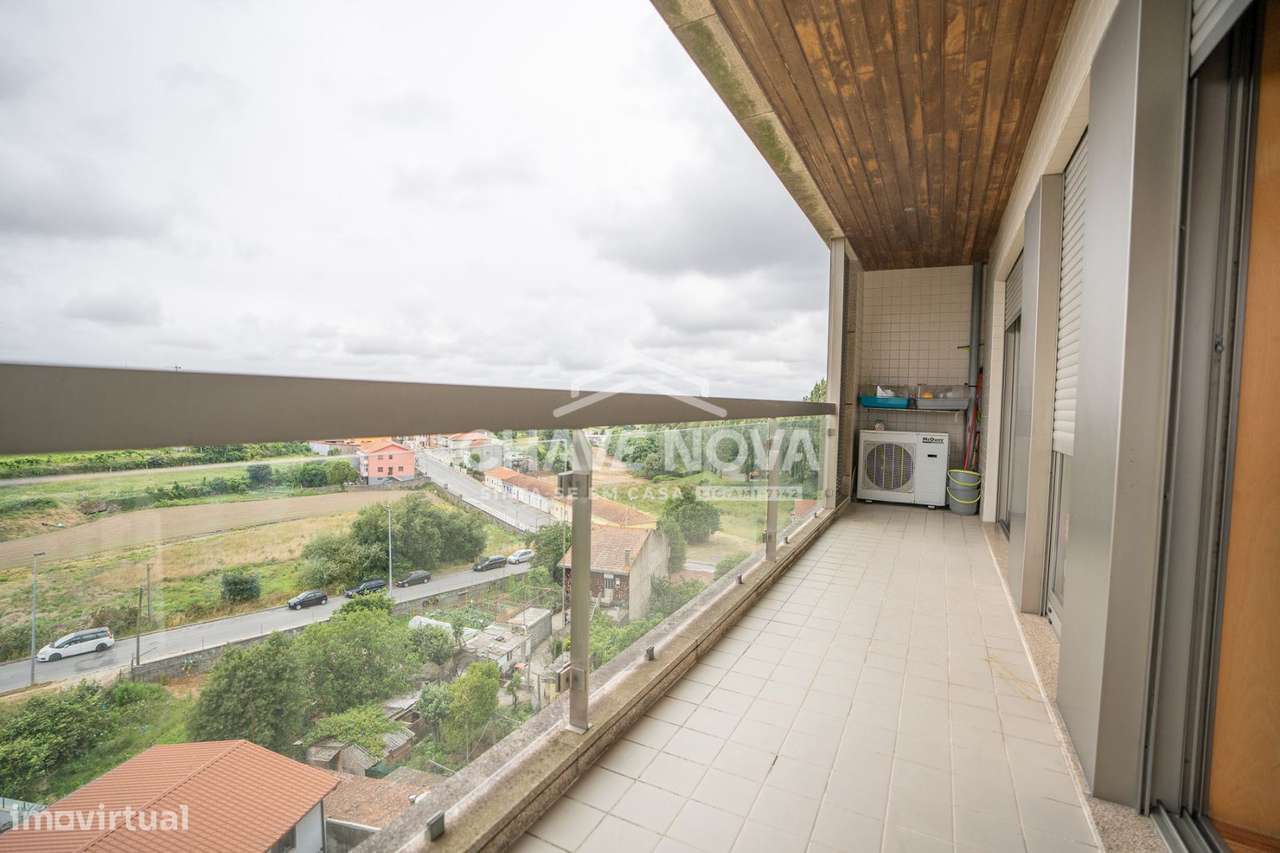 Loft T2, varanda, elevador, lugar de garagem ao Polo Universitário - Grande imagem: 5/25