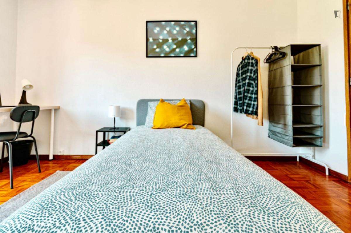 Quarto - localizado em Paranhos Porto - Grande imagem: 2/16