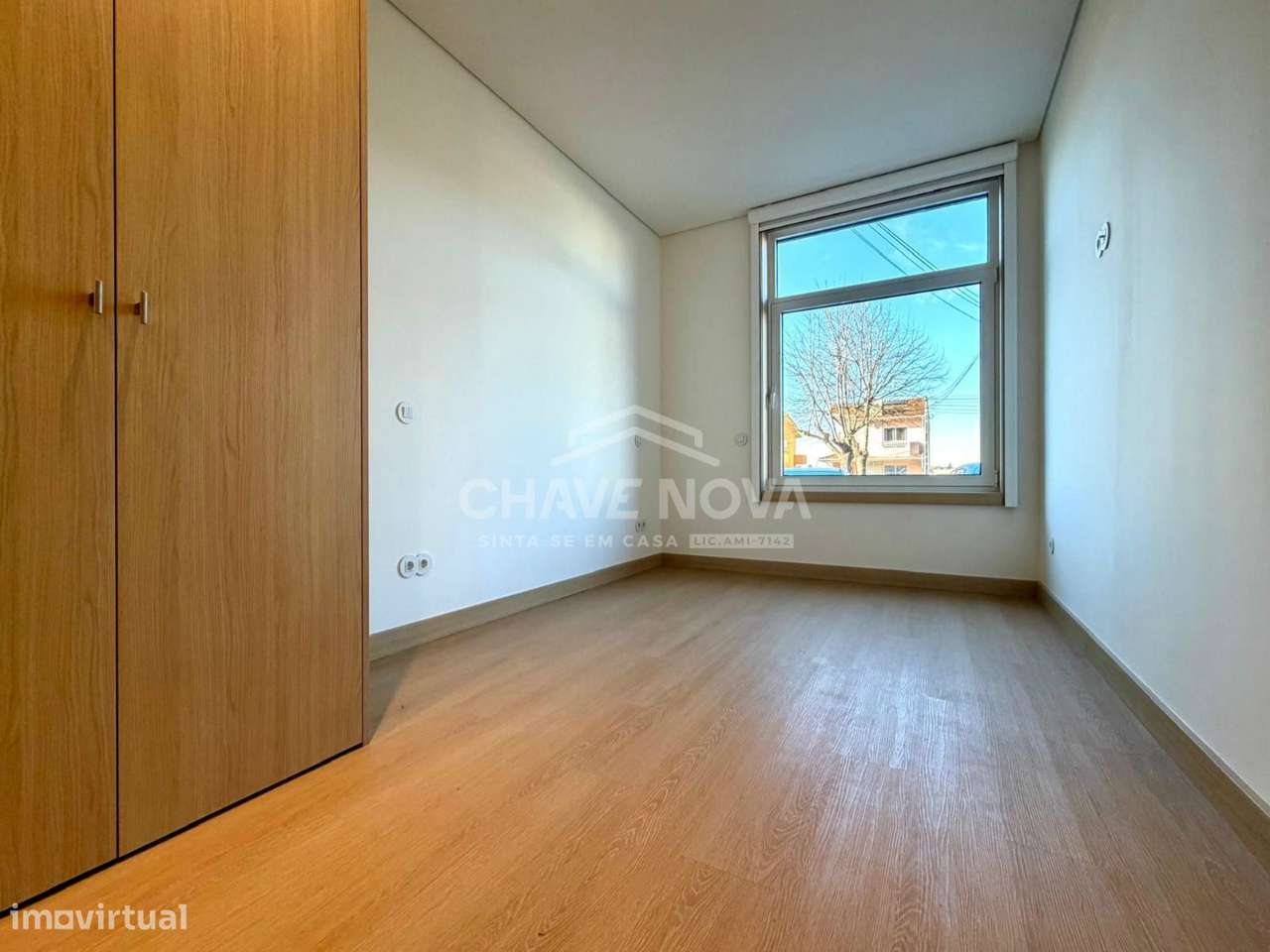 Apartamento T2 Renovado com Terraço e garagem Box-8