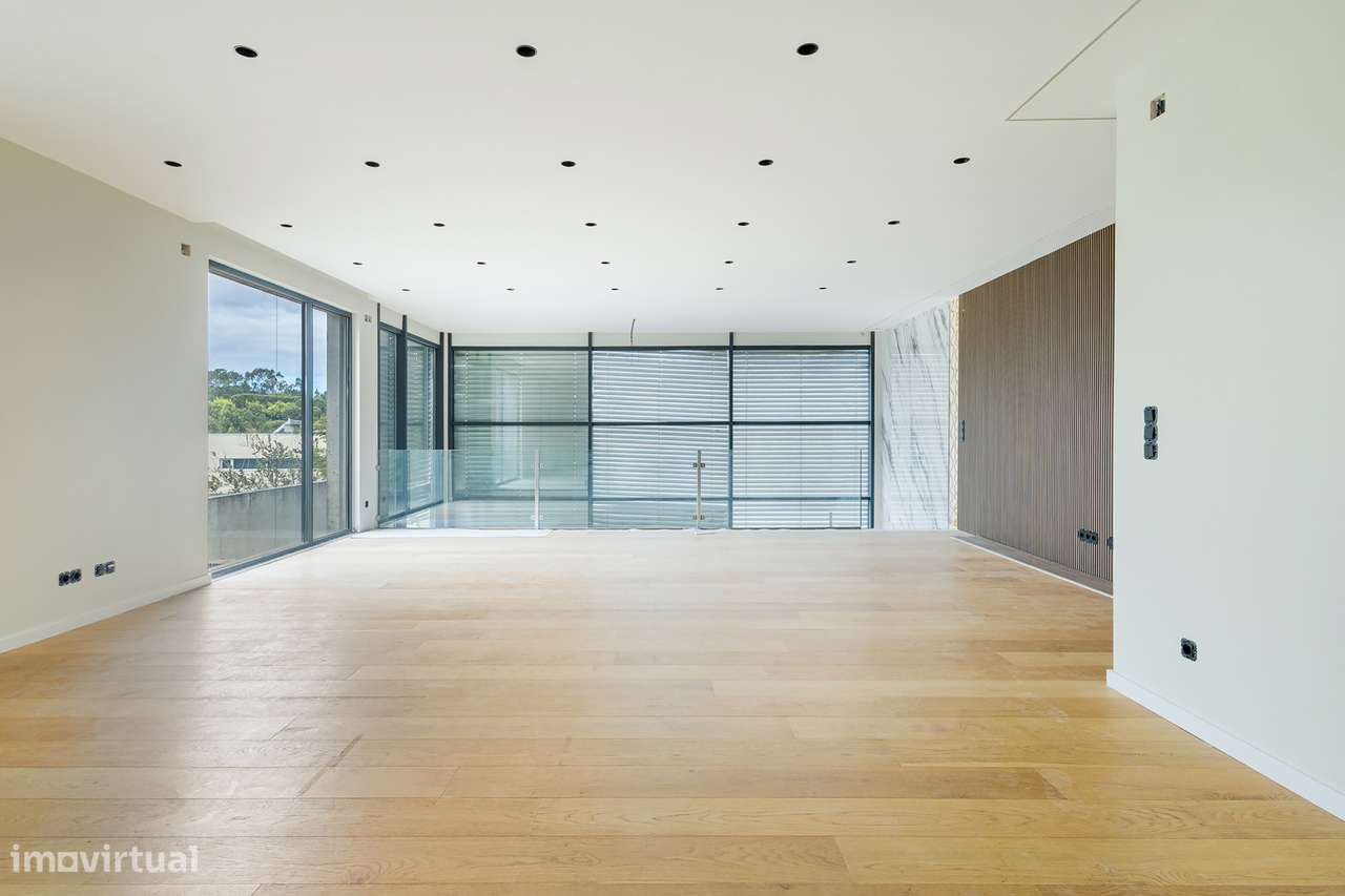Moradia Isolada Remodelada com Piscina, 4 Quartos e Garagem para 3 Car-4