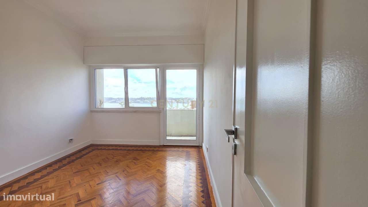 T2 Remodelado para Arrendamento em Belém com Varanda e Vista Rio
