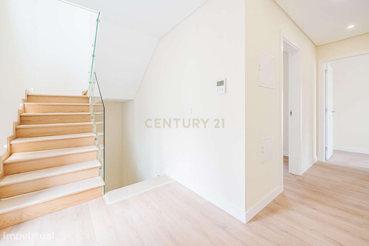 Moradia T4+1 Contemporânea com Piscina-36