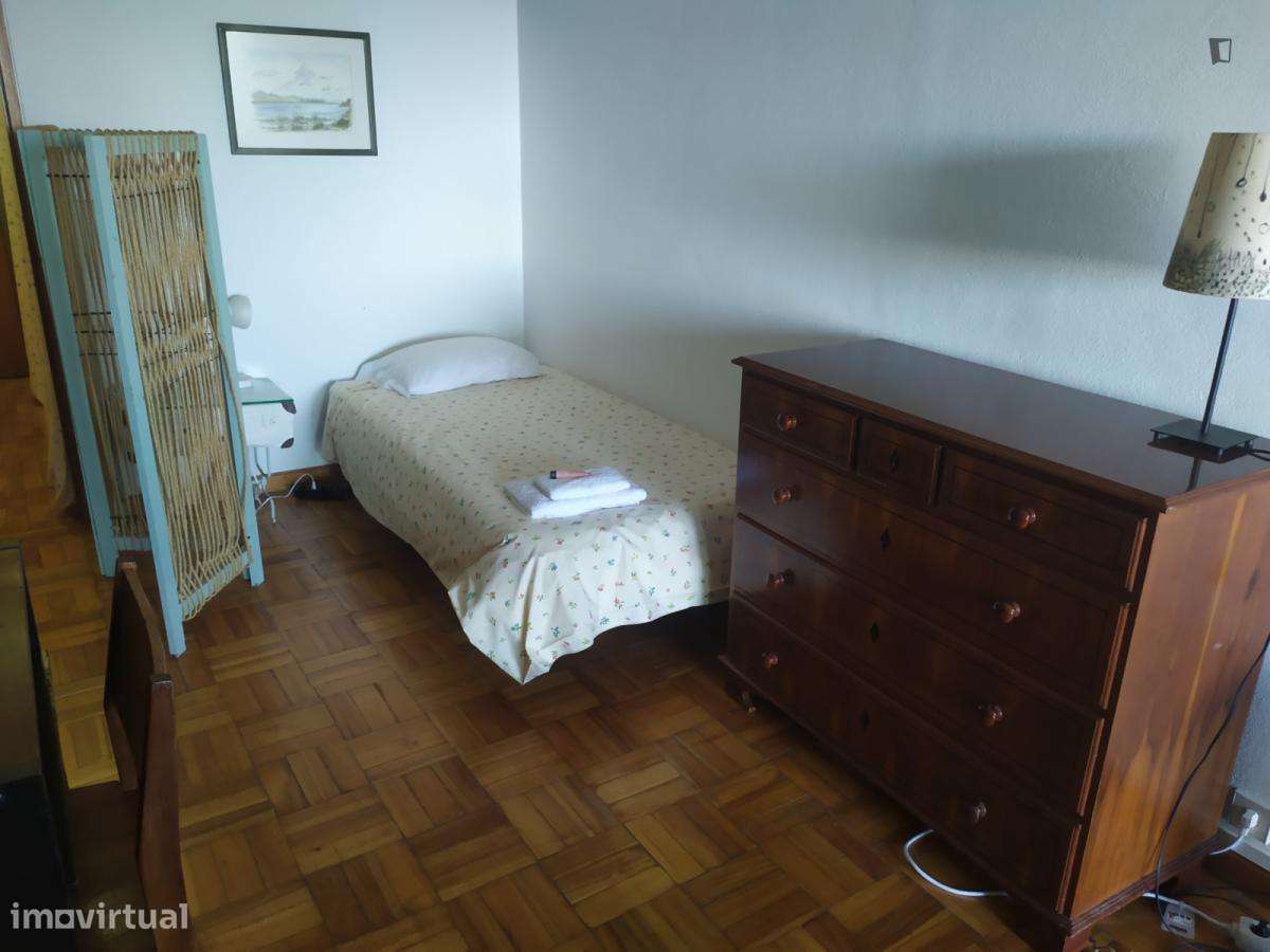 Quarto - localizado em Santo Ildefonso Porto - Grande imagem: 5/9