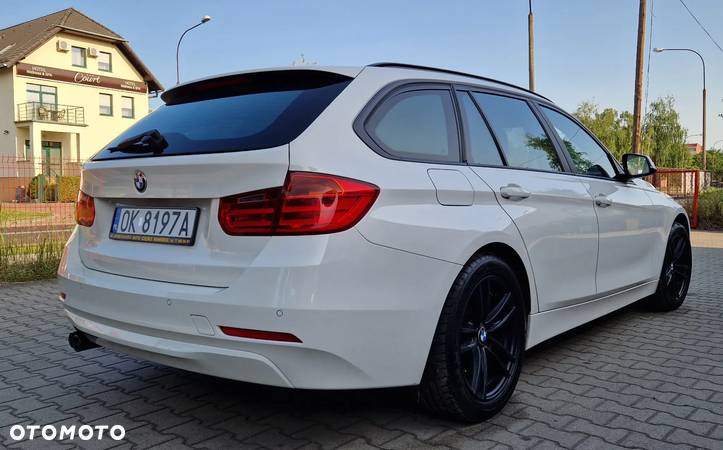 BMW Seria 3 330d Touring xDrive - 3