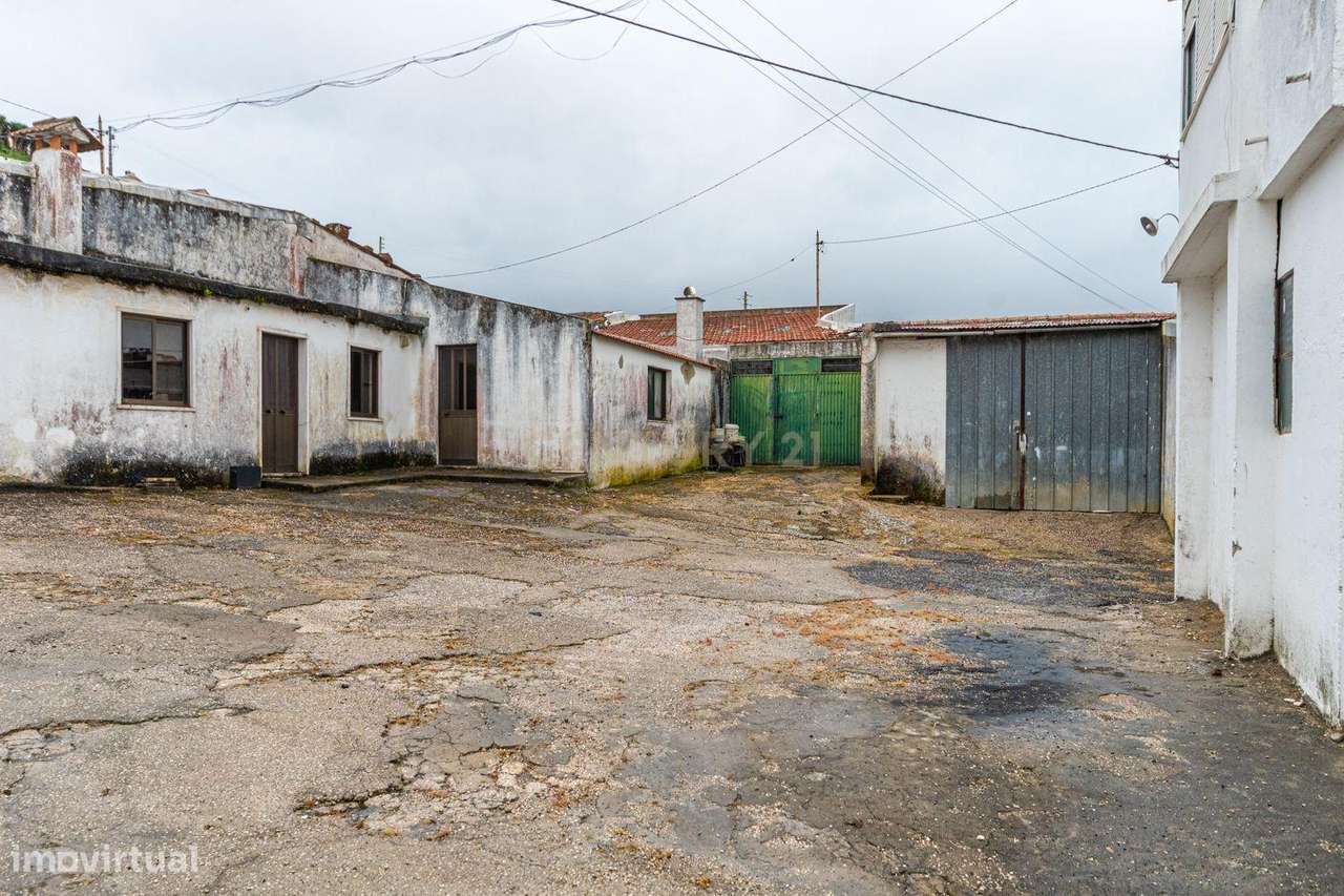 Moradia T3 c/ lote de 2393m2 em Caneças-27