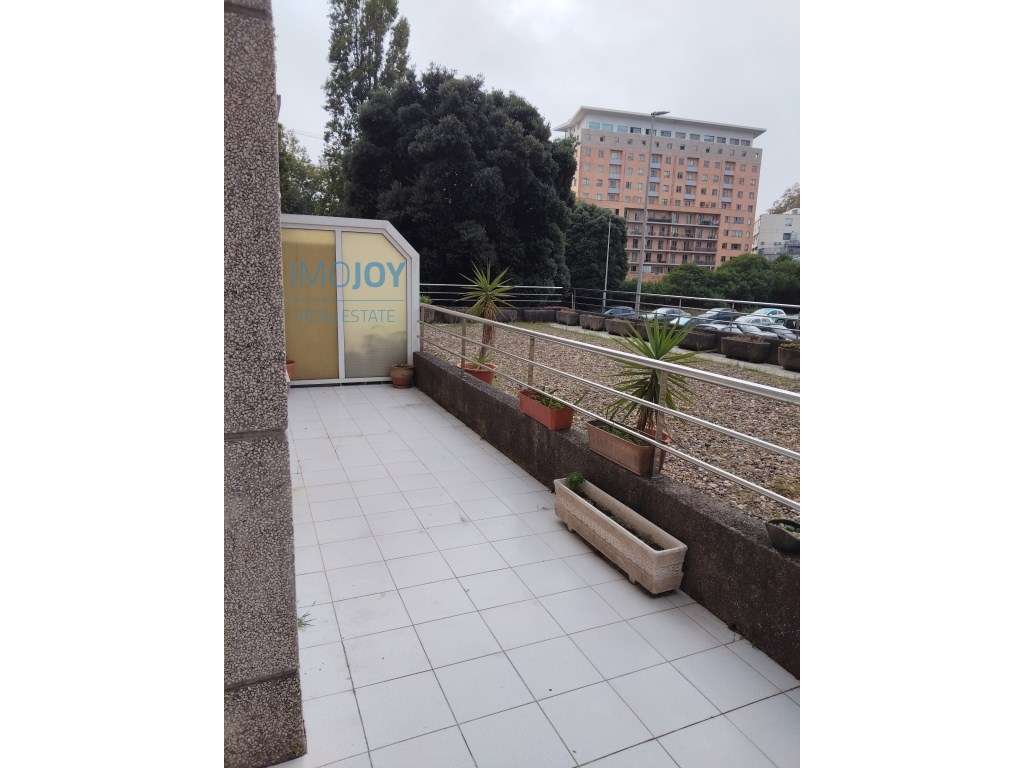 Apartamento T1 para Arrendamento no Porto com Garagem e Arrumos - Grande imagem: 5/26