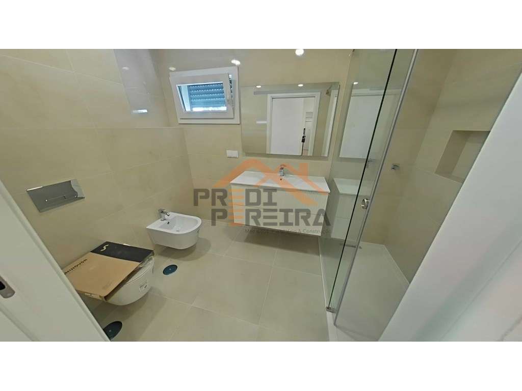 T3 com varanda de 12 m2., dois parqueamentos lado a lado e arrecada... - Grande imagem: 5/27