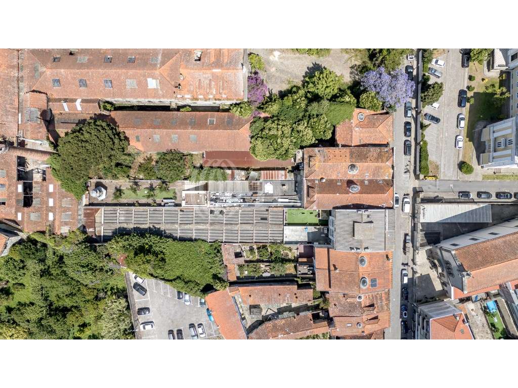 Prédio com projeto residencial, na Rua dos Bragas, Porto - Grande imagem: 2/34