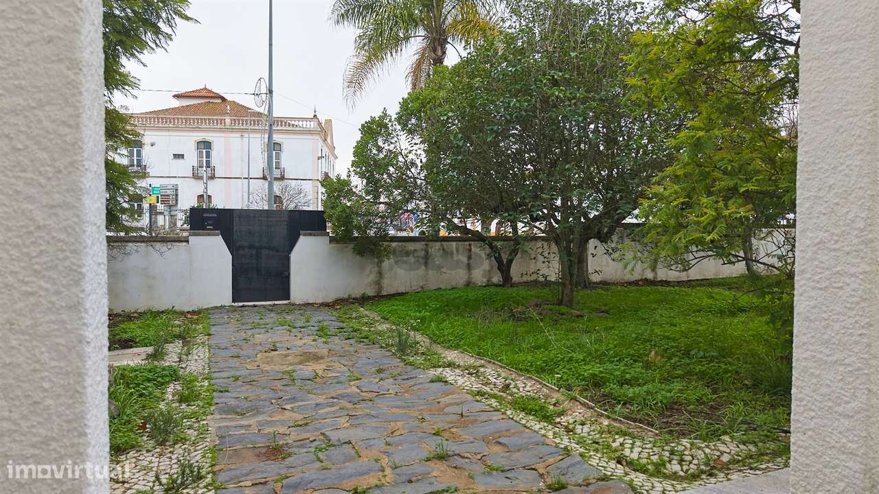 Moradia Senhorial com 16 divisões com Arrumos e Jardim, centro-29