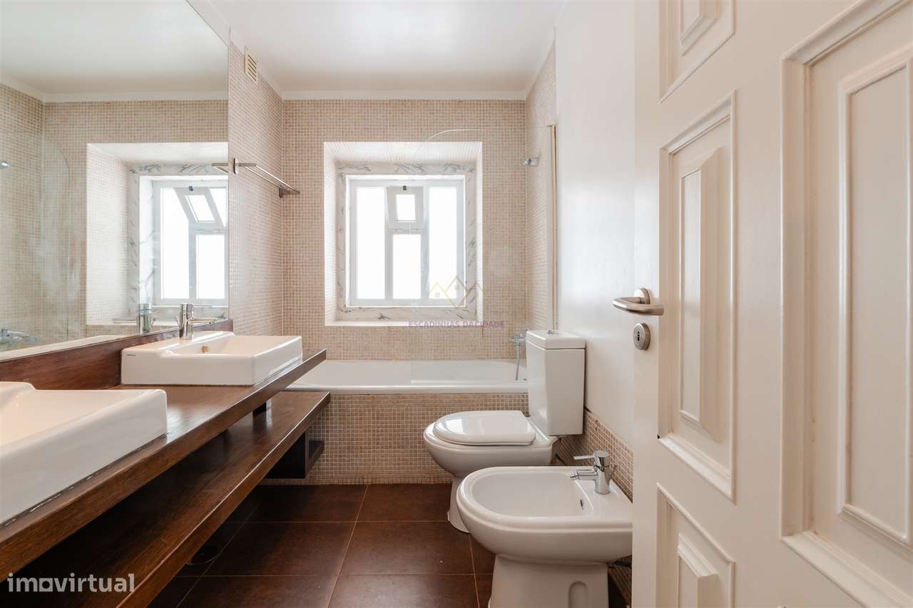 Elegância na Lapa: T2+2 com Alma e Vista Desafogada-13