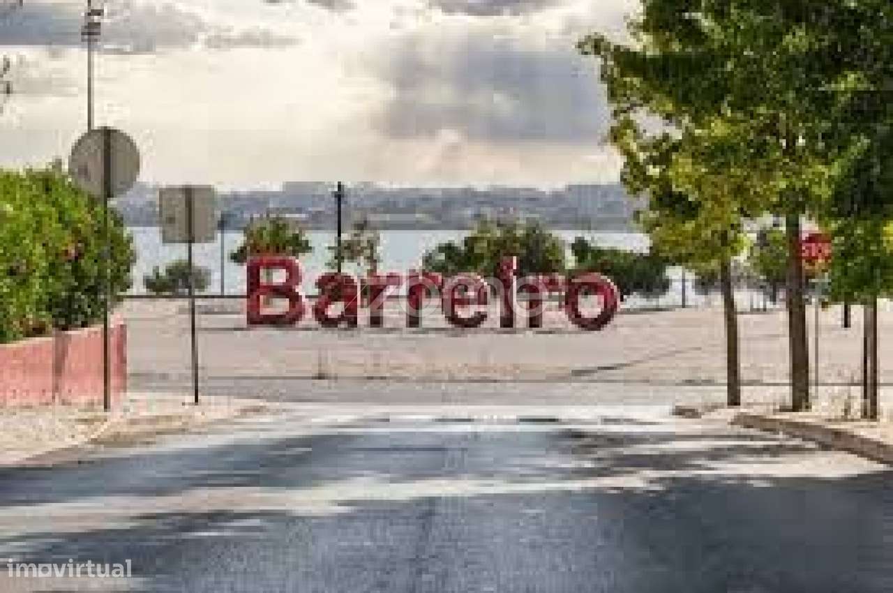 Apartamento T2 renovado no Barreiro-11