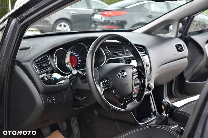 Kia Ceed 1.6 CRDi 128 Dream Team Edition - 17