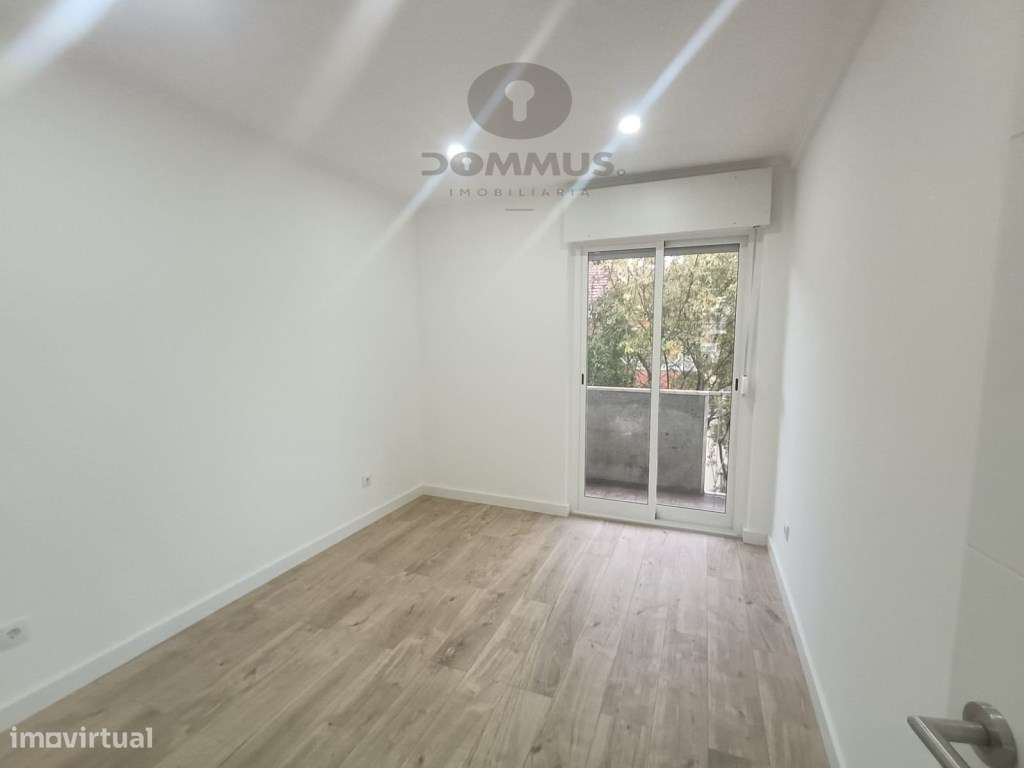 Apartamento T4 Totalmente Remodelado na Damaia-21
