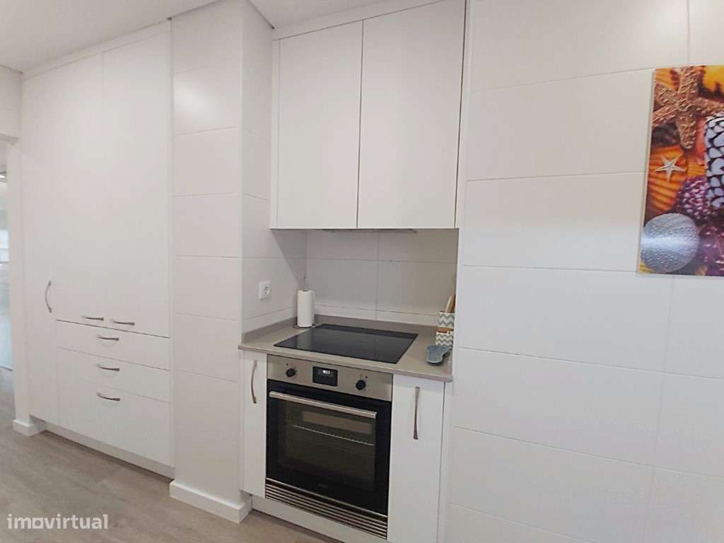 T2 remodelado em condomínio com piscina e campo de ténis-40