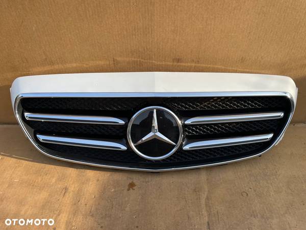 MERCEDES E KLASA W213 213  GRILL ATRAPA KAMERA ZNACZEK GRZANY CHROM ZDERZAKA PRZEDNIEGO ORYGINALNY KIEROWNICA POWIETRZA A2138851100 A2138880223 A0008880000 - 2