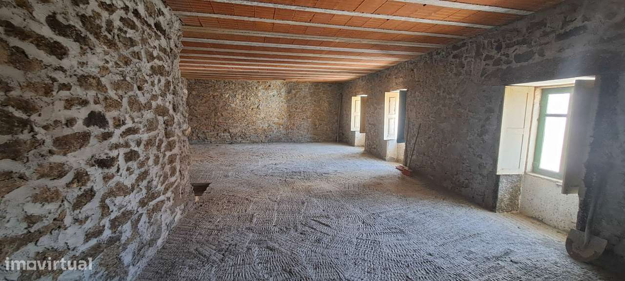 Moradia Rústica em fase de acabamento, com garagem, em Sendim-19