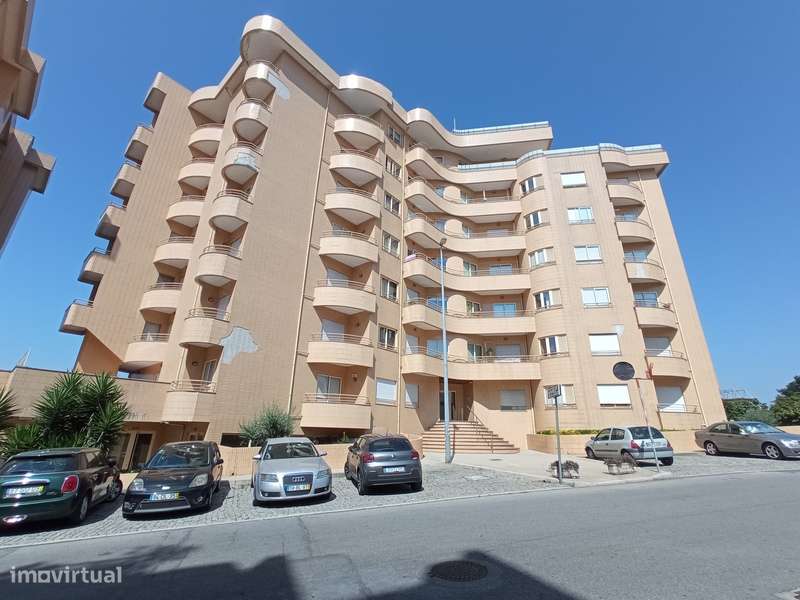 Apartamento T2 com Varanda em Rio Tinto, Gondomar-0