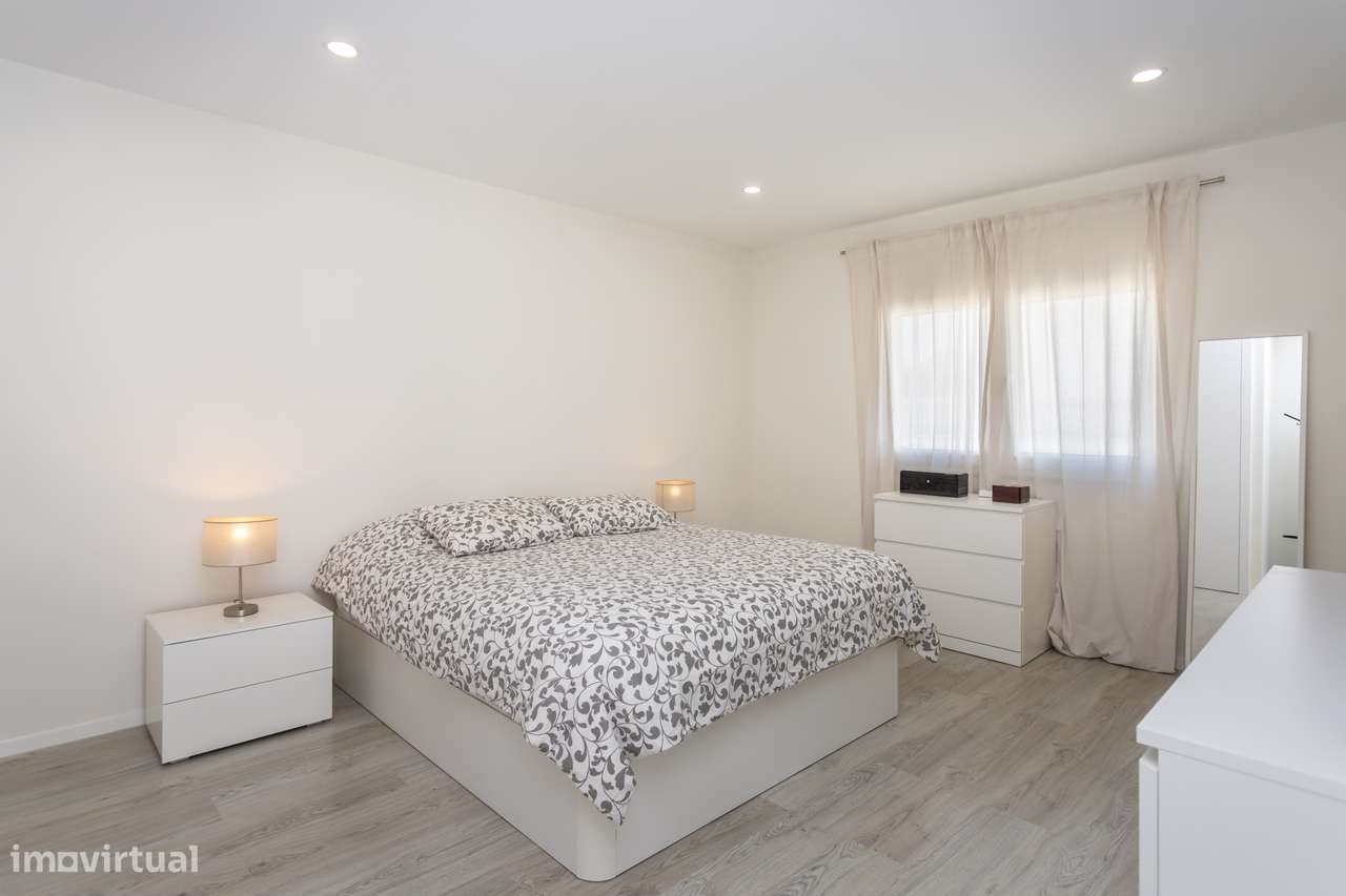 Fantástica moradia isolada T4 em Fernão Ferro-8