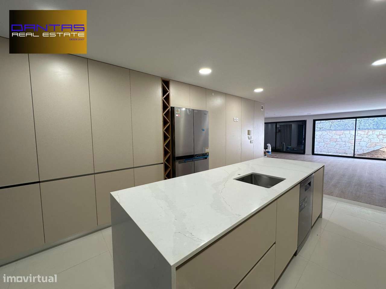 Gaveto T4 já com a estrutura concluída, lote 400m2-23