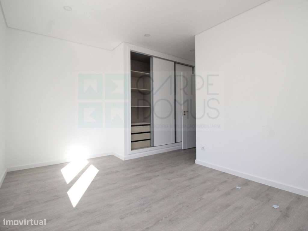 Moradia T2+1 Moderna com Terraços e Estacionamento.-15