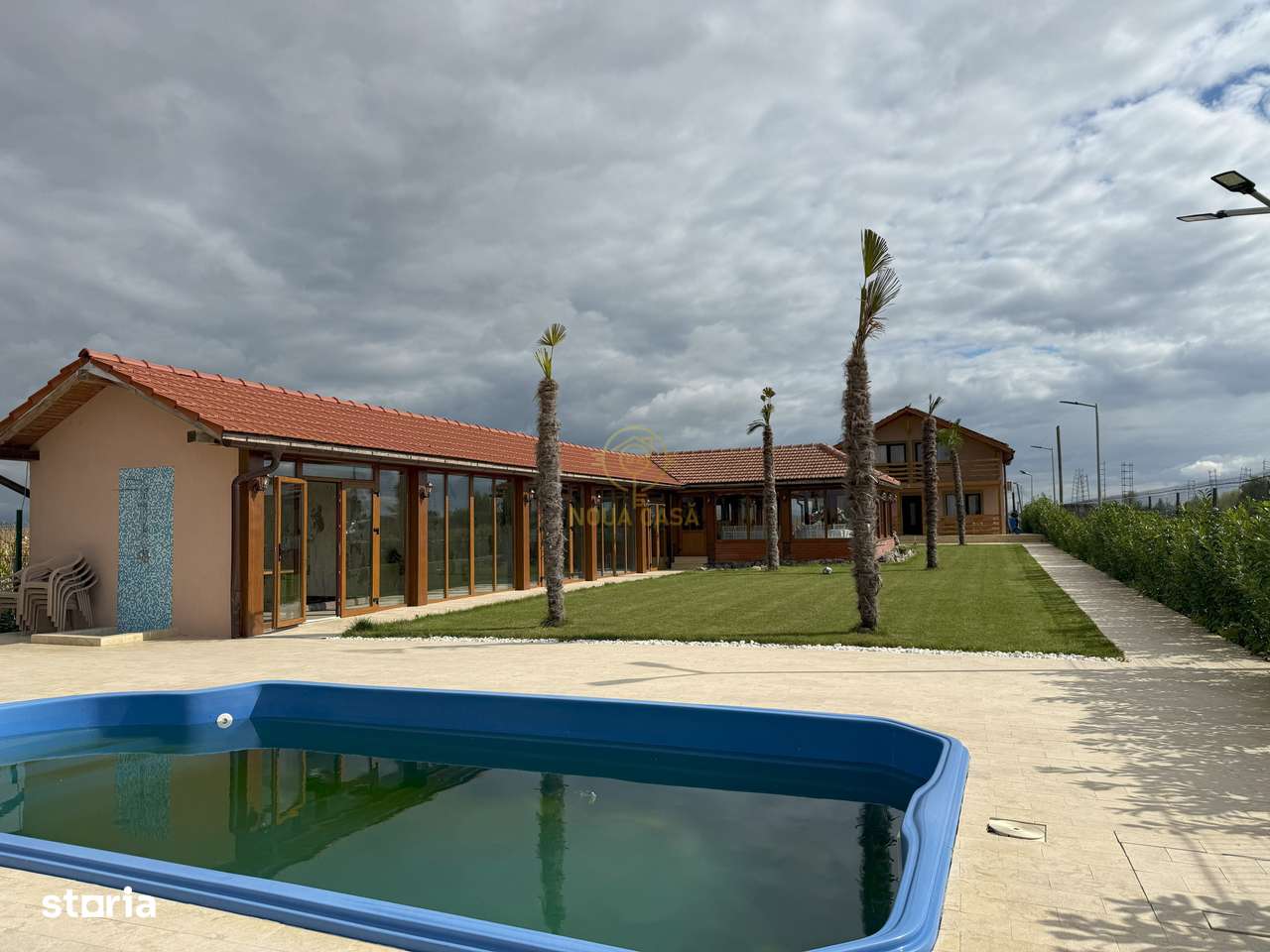 Vila de vanzare in APA-NORD  cu 2 Piscine/Zona de Relaxare/Acces lac-0