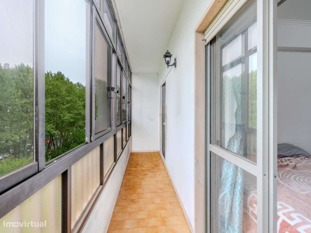 Apartamento T2 no Cacém com Arrecadação | Junto à Estação-13