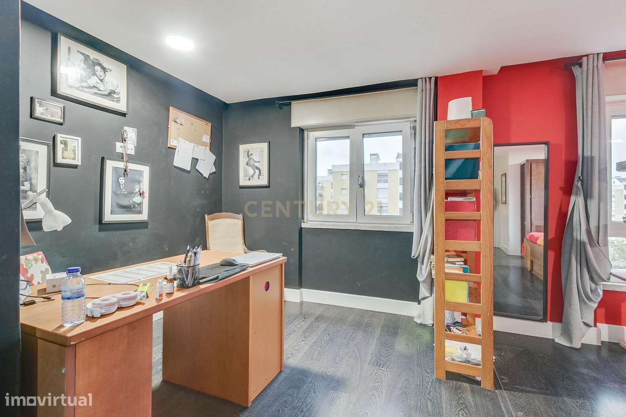 Espaçoso apartamento T4 transformado em T3-24