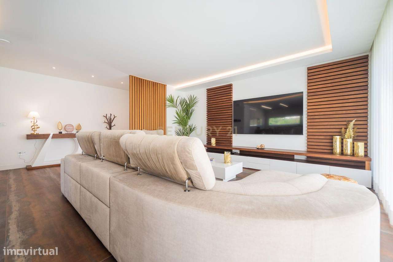 Excelente moradia geminada V4 em Urbanização nova na zona de Albarraqu-16