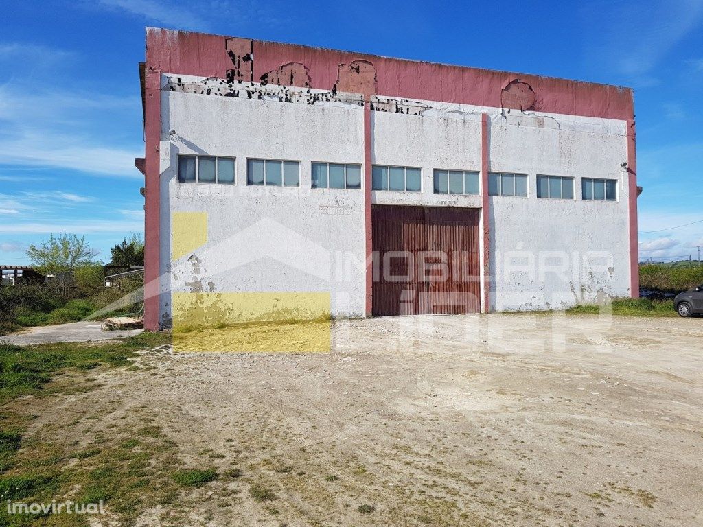 Armazém Industrial com área coberta de 1.080m2 em Pero Pi...